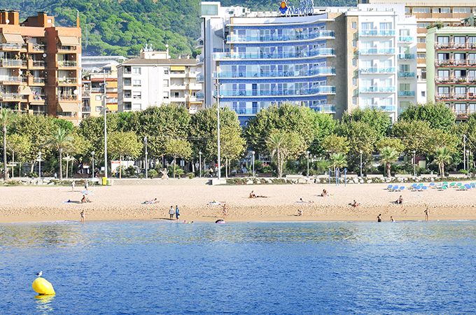 Blick vom Meer auf das Hotel Maritim in Calella 