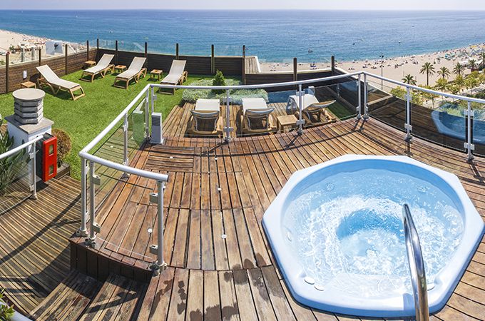 Die Dachterrasse mitsamt Whirlpool im Hotel Maritim in Calella